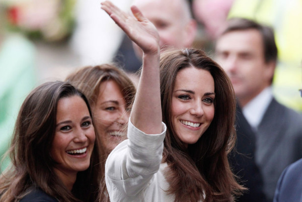 Kate, Pippa e Carole Middleton all'entrata del Goring Hotel il 28 aprile 2011 (foto: Zimbio)