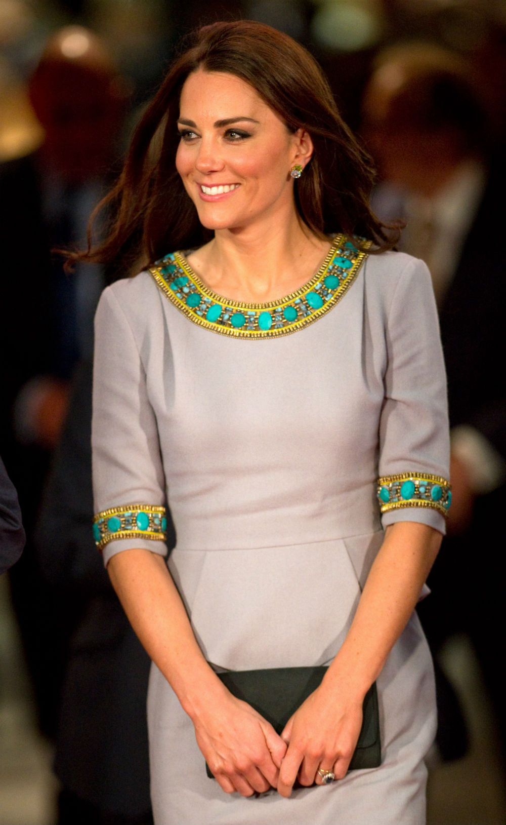 Sia nel 2012 che nel 2015 Kate ha scelto accessori verdi da abbinare con l'abito grigio di Matthew Williamson (foto: IPA/Milestonemedia)